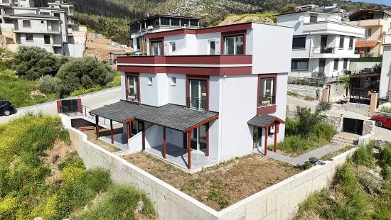 Doğanbey Atatürk Mahallesi Deniz Manzaralı Bahçeli Satılık 3+1 Villa