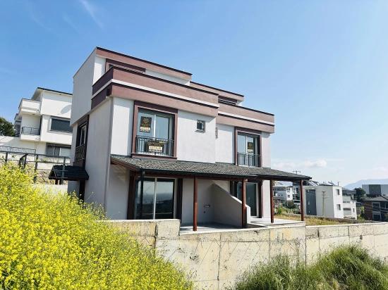 Doğanbey Atatürk Mahallesi Deniz Manzaralı Bahçeli Satılık 3+1 Villa