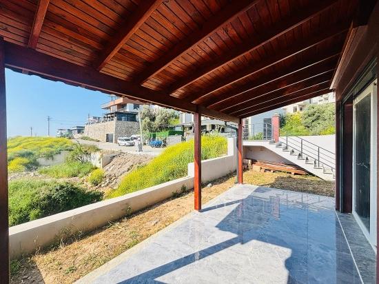 Doğanbey Atatürk Mahallesi Deniz Manzaralı Bahçeli Satılık 3+1 Villa