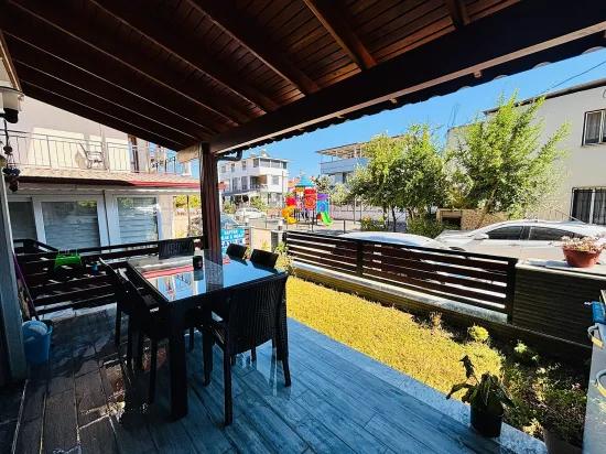 İzmir Seferihisar Payamlı Mahallesi'nde Denize 400m Bahçeli 3+1 Satılık Villa