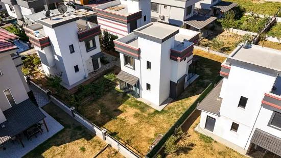 İzmir Seferihisar Cumhuriyet Mahallesi'nde Ortak Girişli 3+1 Satılık Müstakil Villa