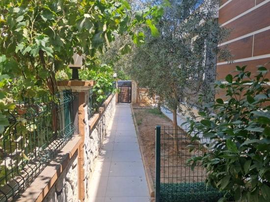 Seferihisar Doğanbey'de Bahçeli Ferah Yapılı Satılık 2+1 Villa