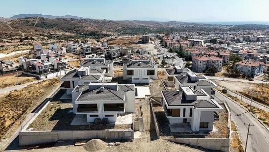 İzmir Seferihisar Deniz Manzaralı Havuzlu Site İçerisinde satılık Dubleks Tripleks Villa