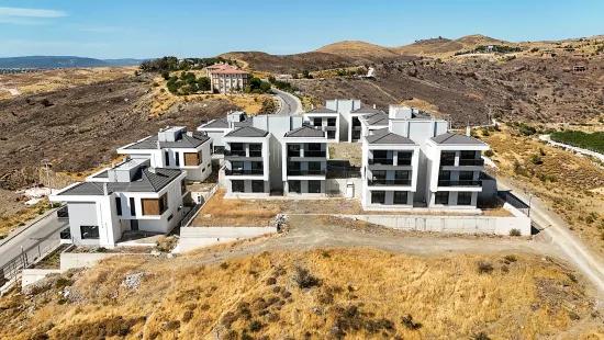 İzmir Seferihisar Deniz Manzaralı Havuzlu Site İçerisinde satılık Dubleks Tripleks Villa