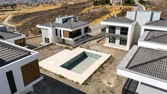 İzmir Seferihisar Deniz Manzaralı Havuzlu Site İçerisinde satılık Dubleks Tripleks Villa