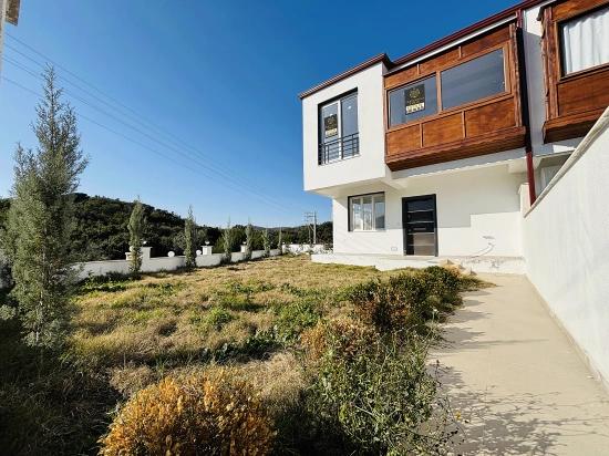 Seferihisar Payamlı Köyü'nde Geniş Bahçeli Sıfır 3+1 Satılık Villa