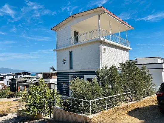 İzmir Seferihisar Atatürk Mahallesi’nde Deniz Manzaralı 3+2 Tek Müstakil Satılık Villa