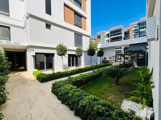 Seferihisar Necat Hepkon Mahallesi’nde Havuzlu Sitede Müstakil Bahçeli Satılık 2+1 Daire
