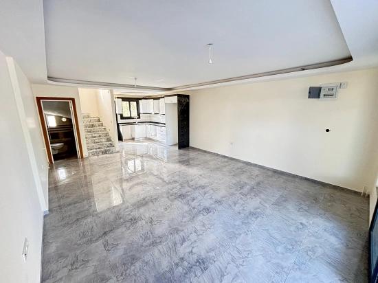Seferihisar Doğanbey Merkezde Geniş Yapılı Ferah 3+1 Satılık Villa