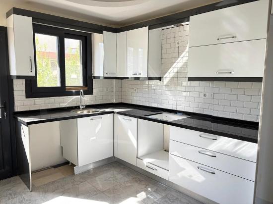 Seferihisar Doğanbey Merkezde Geniş Yapılı Ferah 3+1 Satılık Villa