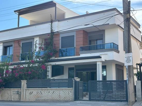 Seferihisar Doğanbey'de Plaja 500 M Otoparklı Bahçeli 3+1 Satılık Villa