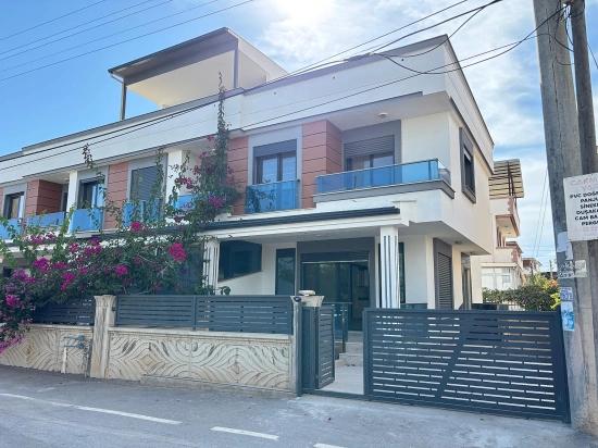 Seferihisar Doğanbey'de Plaja 500 M Otoparklı Bahçeli 3+1 Satılık Villa