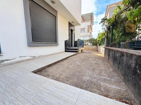Seferihisar Doğanbey'de Plaja 500 M Otoparklı Bahçeli 3+1 Satılık Villa