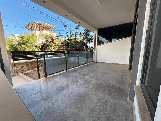 Seferihisar Doğanbey'de Plaja 500 M Otoparklı Bahçeli 3+1 Satılık Villa