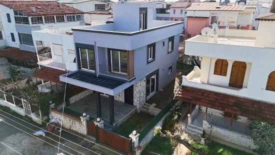 Seferihisar Payamlı Merkezde Müstakil Ferah Yapılı Satılık 3+1 Villa