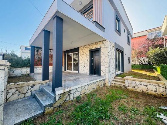 Seferihisar Payamlı Merkezde Müstakil Ferah Yapılı Satılık 3+1 Villa