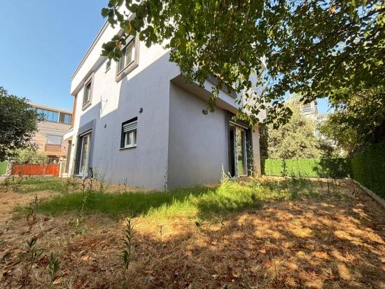 Seferihisar Payamlı Merkezde Müstakil Ferah Yapılı Satılık 3+1 Villa