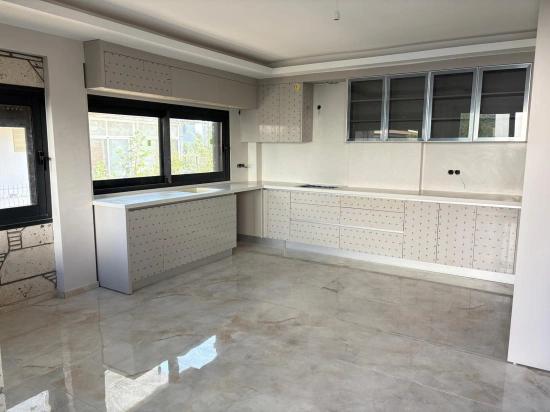Seferihisar Payamlı Merkezde Geniş Ferah Yapılı Satılık 6+2 Tripleks
