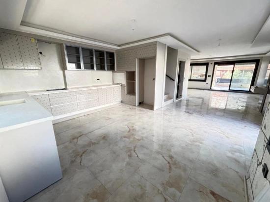 Seferihisar Payamlı Merkezde Geniş Ferah Yapılı Satılık 6+2 Tripleks