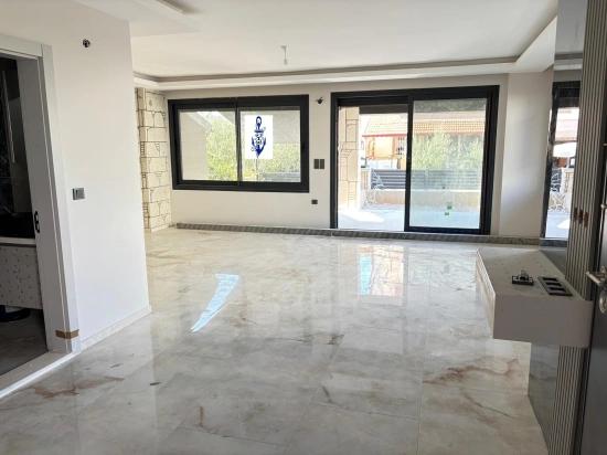 Seferihisar Payamlı Merkezde Geniş Ferah Yapılı Satılık 6+2 Tripleks