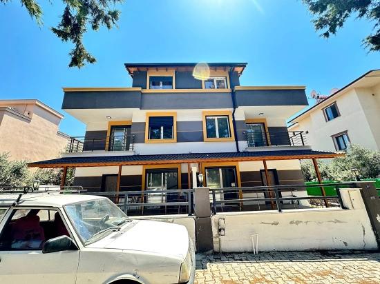 Seferihisar Cumhuriyet Mahallesinde Geniş Bahçeli Ferah Satılık 3+1 Villa