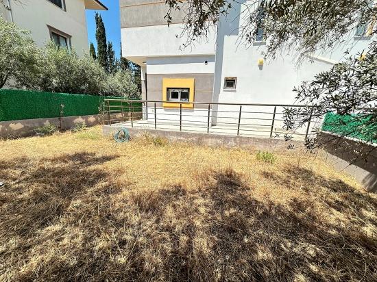 Seferihisar Cumhuriyet Mahallesinde Geniş Bahçeli Ferah Satılık 3+1 Villa