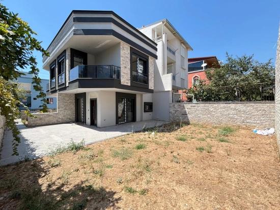 Seferihisar Ürkmez'de Plaja 500M Sıfır Geniş Bahçeli Satılık 2+1 Villa