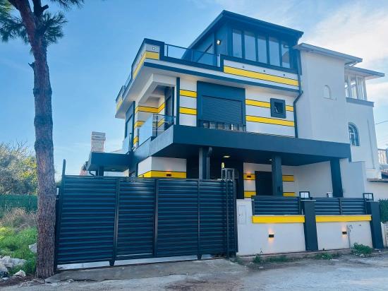 Seferihisar Doğanbey'de 210M2 Bağımsız Lüks Bahçeli Satılık 3+1 Villa