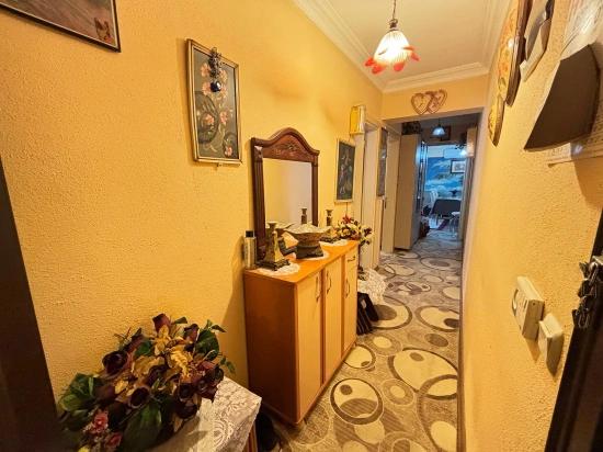 Seferihisar Ürkmez Merkezde Plaja 150 M Geniş Yapılı 2+1 Satılık Daire