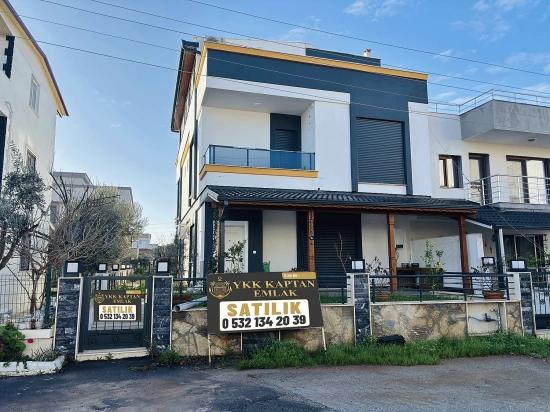 Seferihisar Doğanbey'de Geniş Yapılı Bahçeli 3+1 Satılık Villa