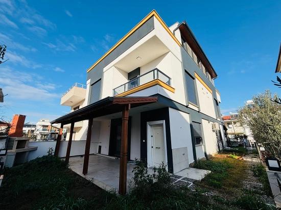 Seferihisar Doğanbey'de Geniş Yapılı Bahçeli 3+1 Satılık Villa