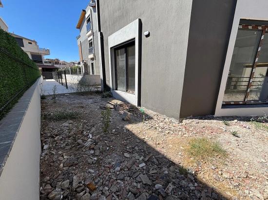 Menderes Özdere'de Müstakil Girişli Ferah Yapılı 3+1 Satılık Villa