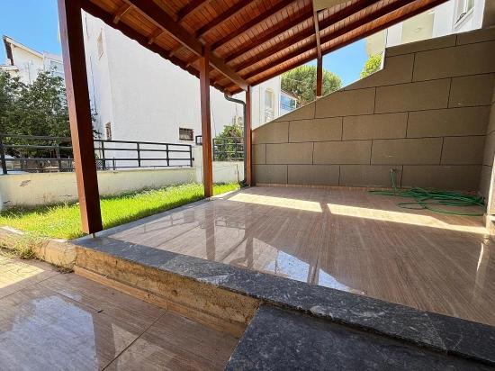 Menderes Özdere'de Plaja 50 M Geniş Bahçeli Sıfır 4+1 Satılık Tripleks