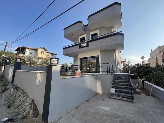İzmir Seferihisar Ürkmez’de Denize 1100 Metre Satılık 3+1 Müstakil Villa
