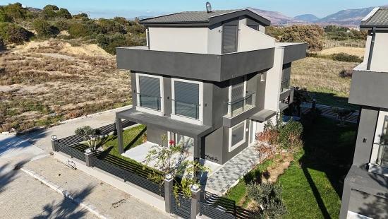 İzmir Seferihisar Atatürk Mahallesi’nde denize Sıfır Müstakil Tapulu 3+1 Tripleks Villa