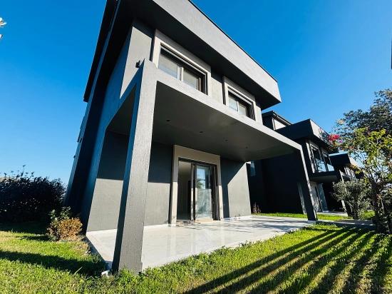 İzmir Seferihisar Atatürk Mahallesi’nde  denize Sıfır Müstakil Tapulu 3+1 Tripleks Villa