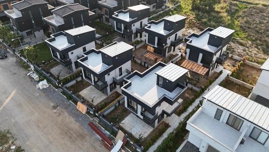  Izmir Seferihisar Cumhuriyet Mahallesi’nde Site İçerisinde 2+1 Geniş Bahçeli Villa 