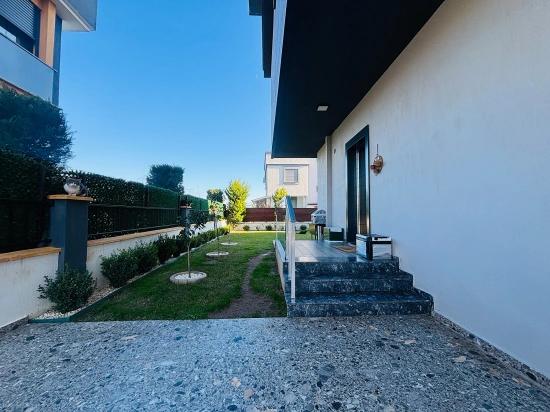 Her Odasında Ebeveyn Banyosu Bulunan Geniş Bahçeli 3+1 Müstakil Villa
