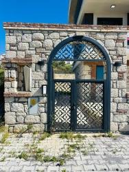 İzmir Seferihisar Akarca’da Deniz Manzaralı Havuzlu 5+1 Müstakil Tripleks Yazlık Villa