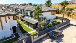 Seferihisar Doğanbey Cumhuriyet Mah. Satılık 3+1 Yazlık - 290 m²