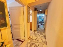 Seferihisar Ürkmez Merkezde Plaja 150 M Geniş Yapılı 2+1 Satılık Daire