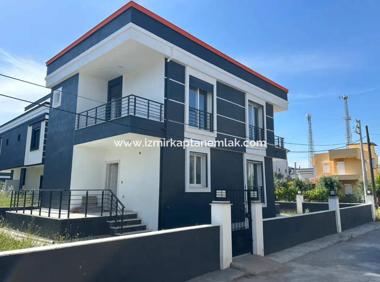 İzmir Seferihisar Cumhuriyet Mah De 300 M2 Arsa İçinde Müstakil Villa