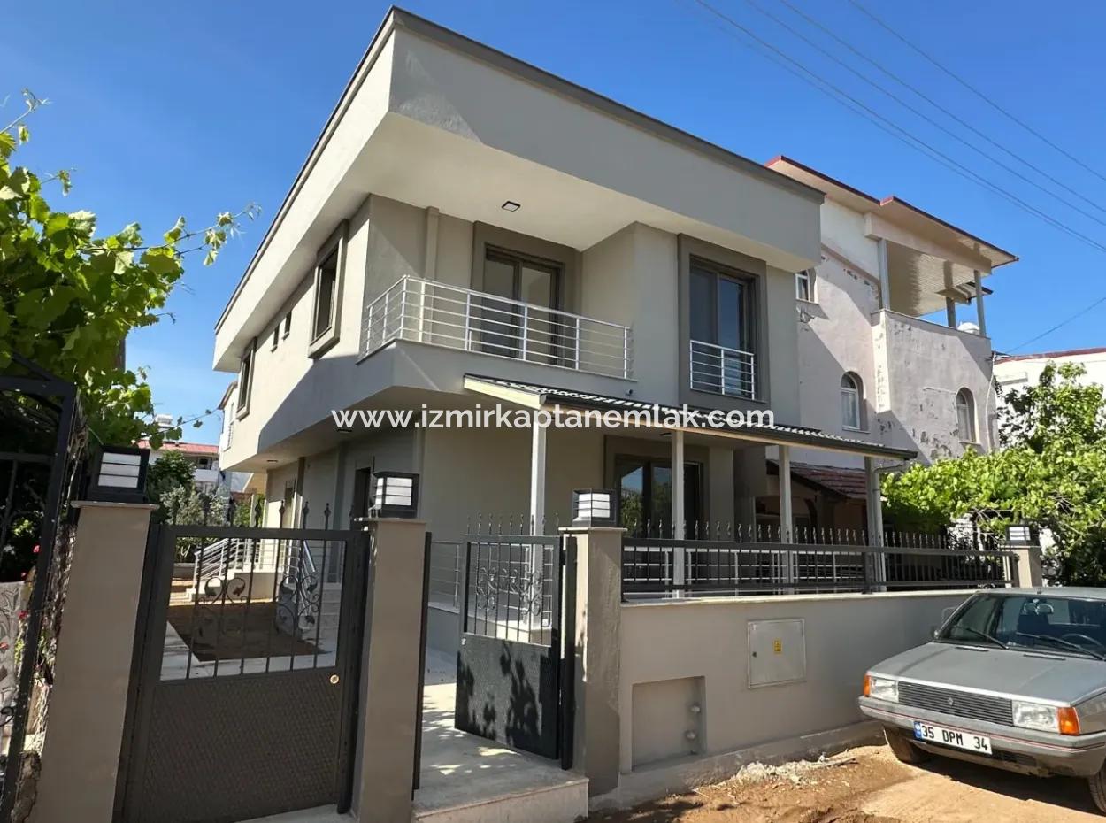 İzmir Seferihisar Payamlı Mah De Denize 500 Mt Satılık 2+1 Yazlık