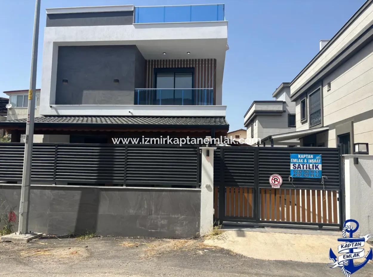 İzmir Seferihisar Payamlı Mah.de 3+1 Denize 400 Mt Ultra Lüks Satılık Yazlık