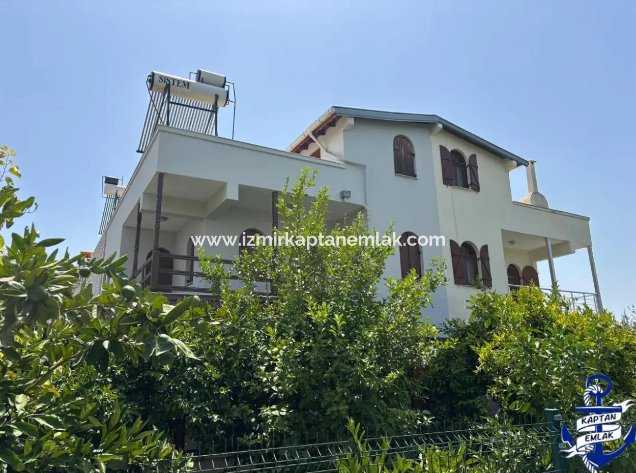 Ürkmezin En Gözde Yerinde Havuzlu Bahçeli Satılık 4+1 Villa