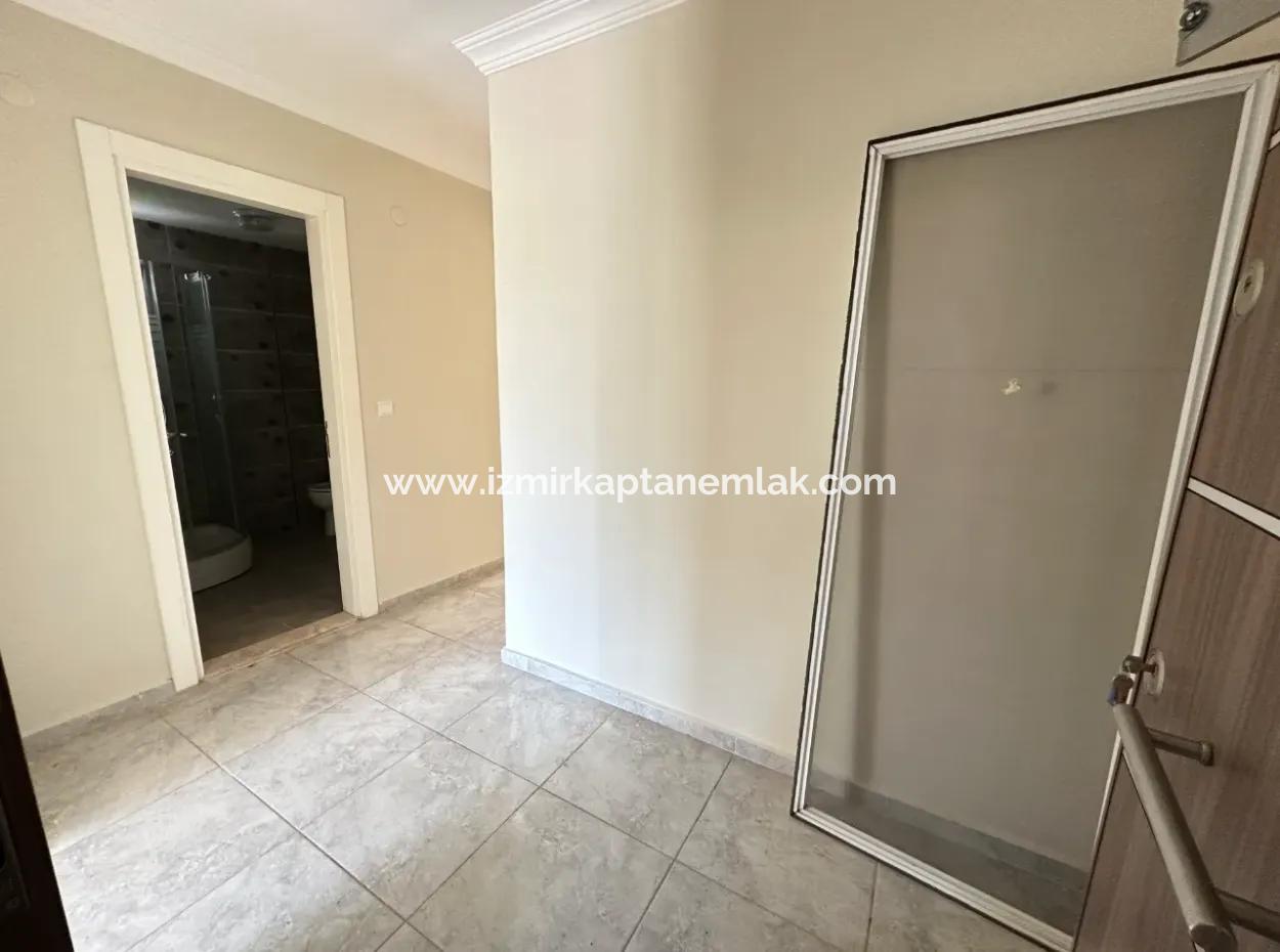 Seferihisar Ürkmez Merkez'de Ara Kat Satılık 2+1 Havadar Daire