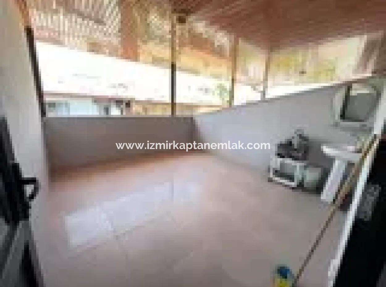 Ürkmez'de Plaja 300M Ayrı Mutfaklı Satılık 4+1 Geniş Villa