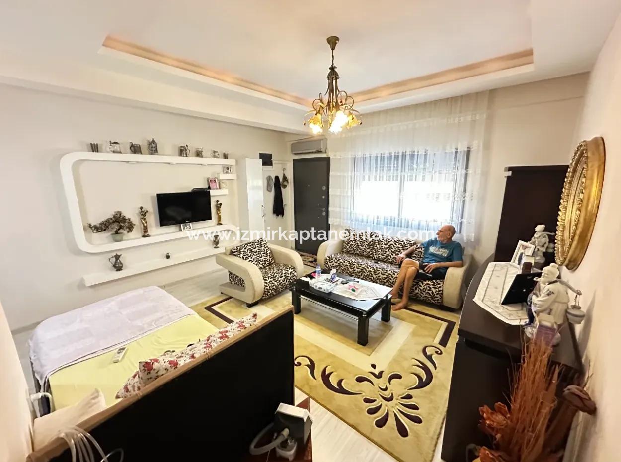 Ürkmez'de Plaja 300M Ayrı Mutfaklı Satılık 4+1 Geniş Villa