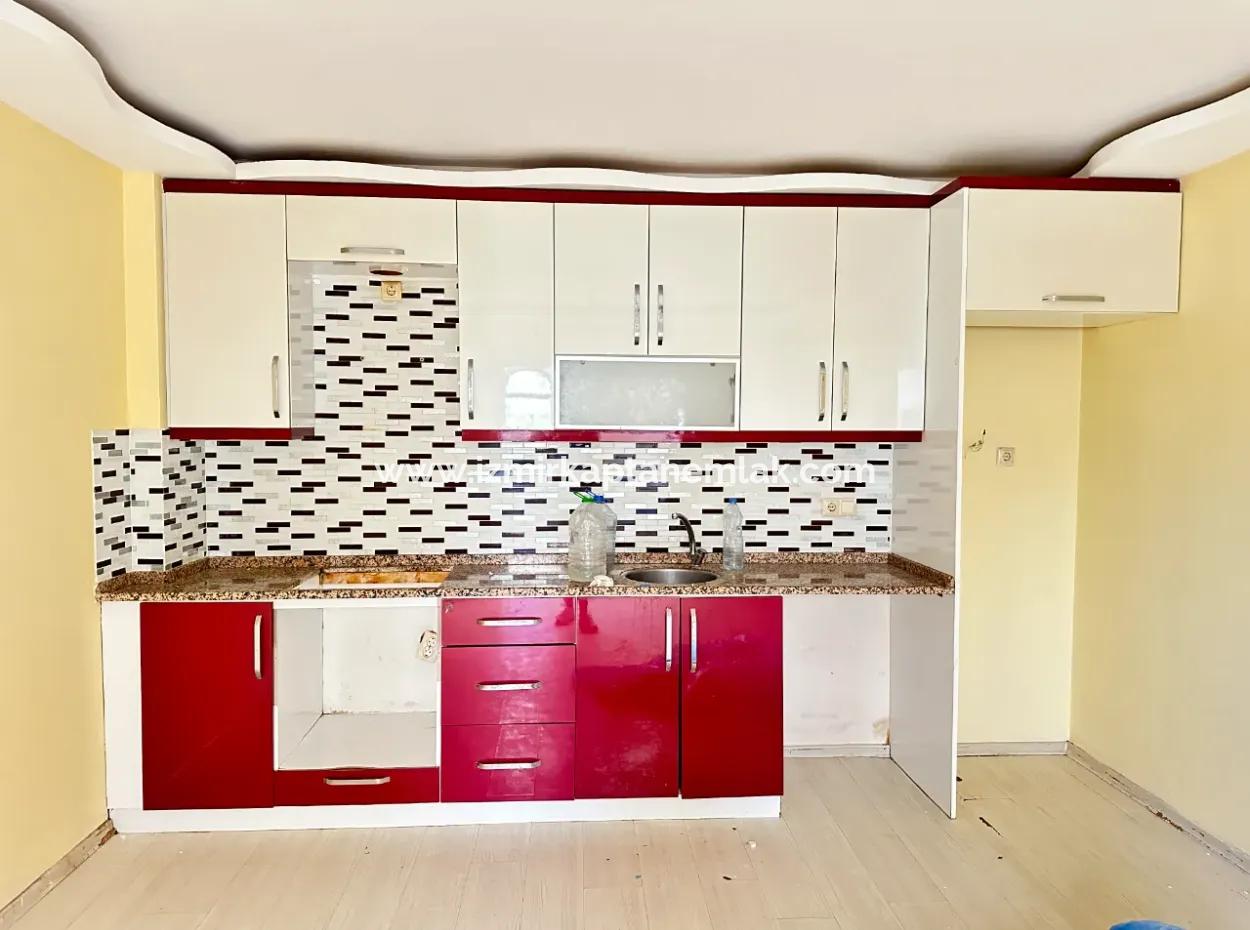Ürkmez Merkez'de Plaja 150M Ara Kat Temiz Satılık 2+1 Daire