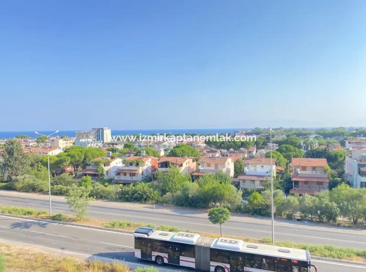 Ürkmez'de Plaja 300M Asansörlü Deniz Manzaralı Satılık 2+1 Daire